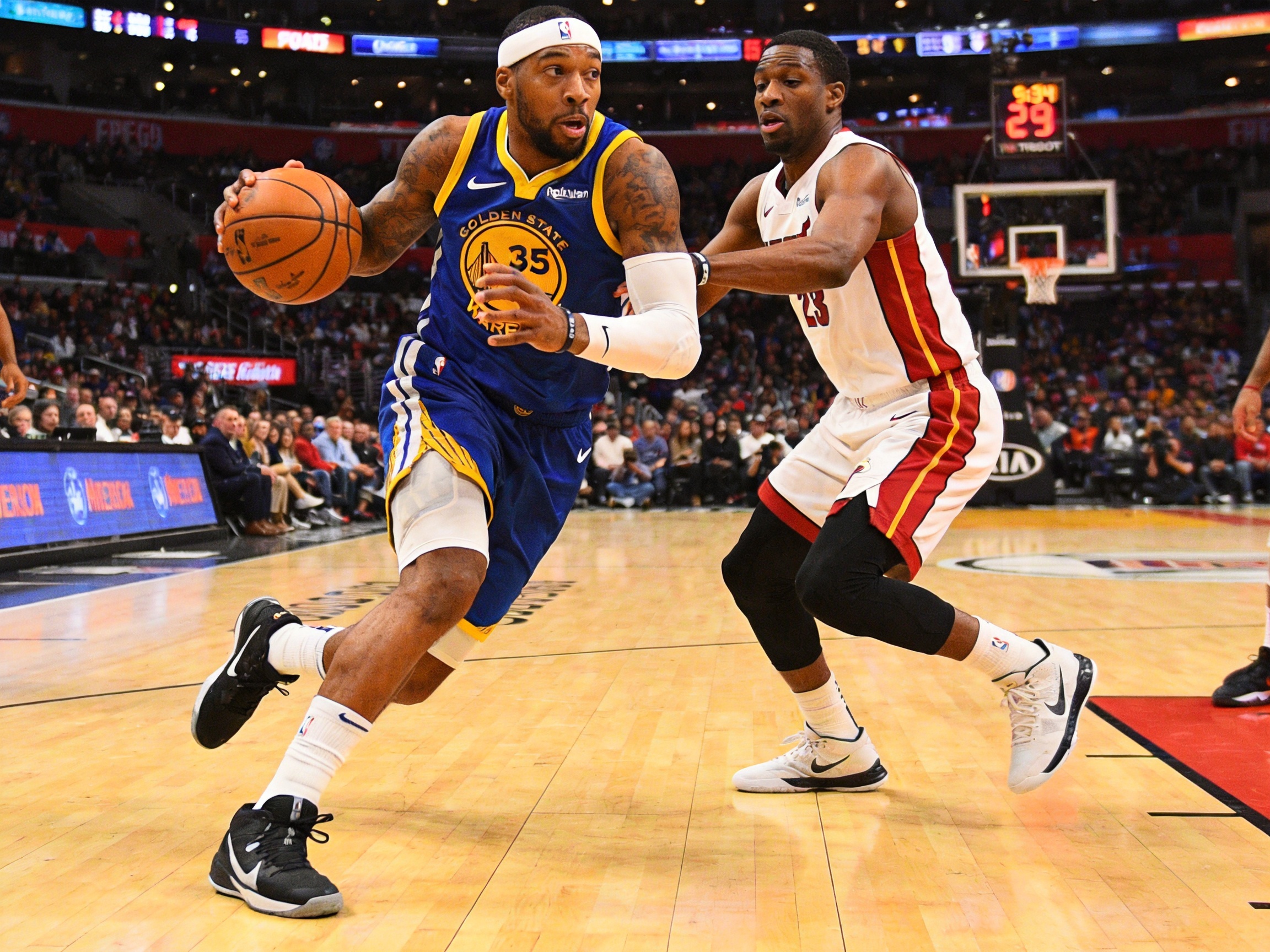 NBA赛季精彩瞬间与球队表现分析报道配图